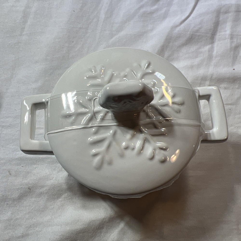 Pair Of Snowflake Cocotte With Lid White